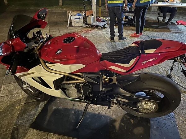 警方攔查一輛義大利生產的奧古斯塔大型重機車(MV Agusta),價值168萬左右,全台灣只有4輛,該車排氣管發出巨大噪音,結果噪音一測達103分貝超標。記者周嘉茹/翻攝