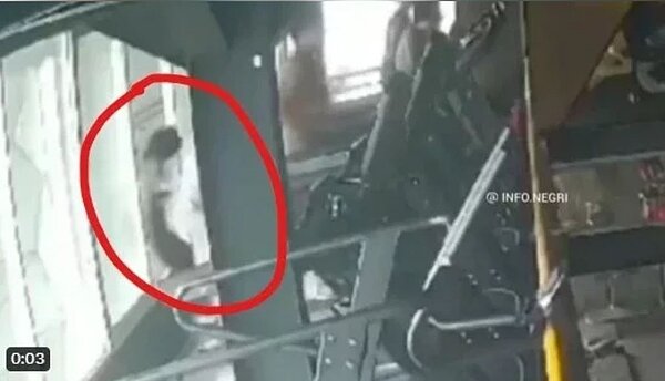 一名22歲女子日前到健身房使用跑步機時,突然失足被持續捲動的跑帶向後推出窗外,「倒栽蔥」墜落3樓殞命。 圖/翻攝自X帳號「Radio Elshinta」