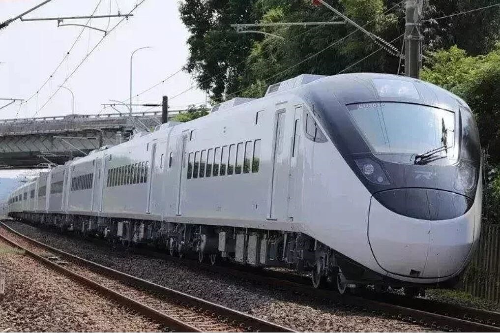 台鐵公司配合EMU 3000型新自強號將全數交車投入營運，後天將進行時刻調整。圖／台鐵局提供