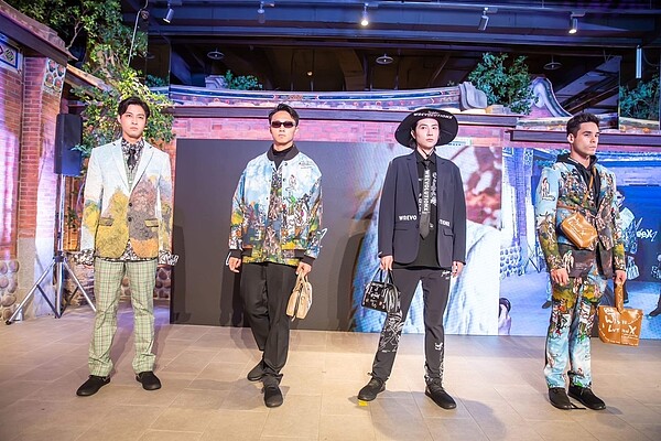 《圖說》原創服裝大賞第一屆首獎品牌WooLeeX,作品以獨具風格的藝術畫作融合時裝設計,在服裝秀發表嶄露頭角。(圖/桃竹苗分署提供)