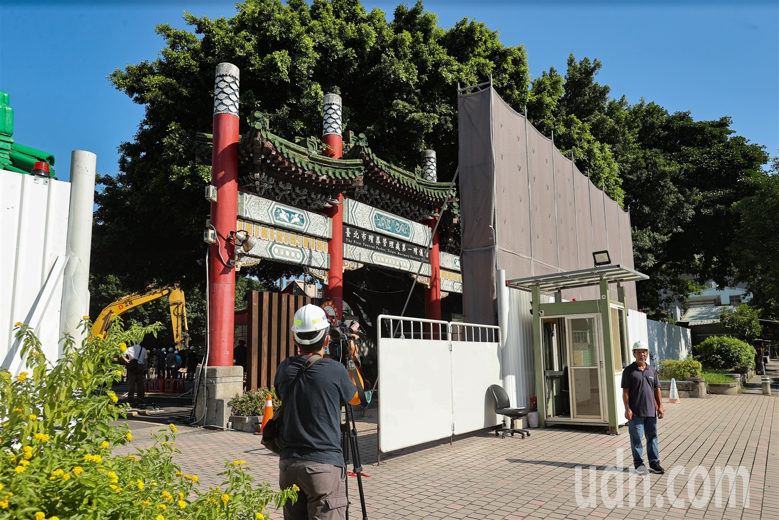 設於1964年的台北第一殯儀館今天上午展開拆除工作，上午八點半首先拆除景行廳，外圍已圍起護欄。記者曾原信／攝影 