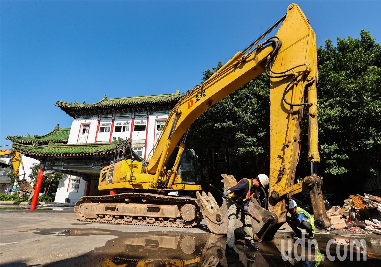 設於1964年的台北第一殯儀館今天上午展開拆除工作，上午八點半首先拆除景行廳，拆除前施工團隊正在安裝重機具。記者曾原信／攝影 