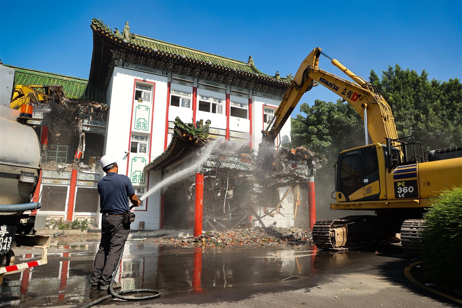 台北市第一殯儀館24日展開拆除工作,首先拆除景行廳。記者曾原信/攝影