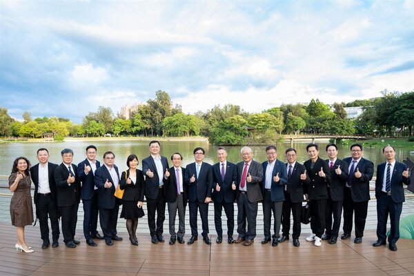 高雄市長陳其邁率市府團隊參訪國立清華大學。圖／高雄市政府提供