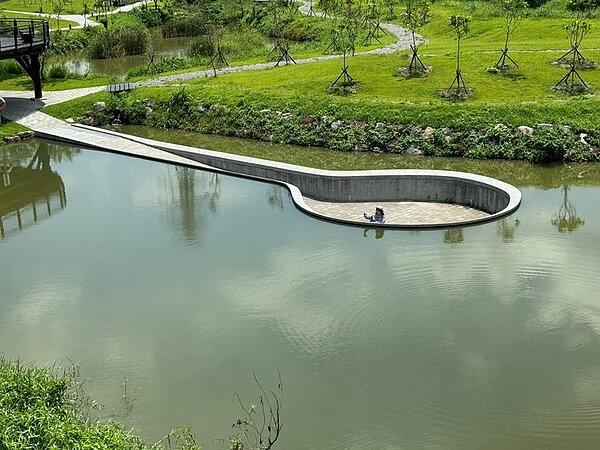 最佳網美拍照景點被水包圍的感覺。圖／台北市工務局提供
