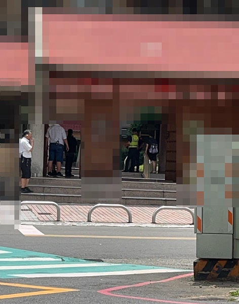 台中市北屯區軍和街一棟社區大樓今天中午傳出墜樓意外。圖/讀者提供