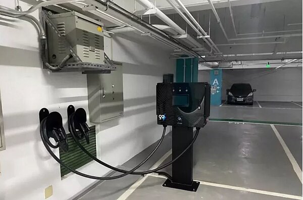 新竹市交通處指出,目前設有27槍電動汽車充電樁,市府也進一步調查電動車籍分布行政區及里別,規畫各公有停車場充電樁數量。圖/新竹市政府提供