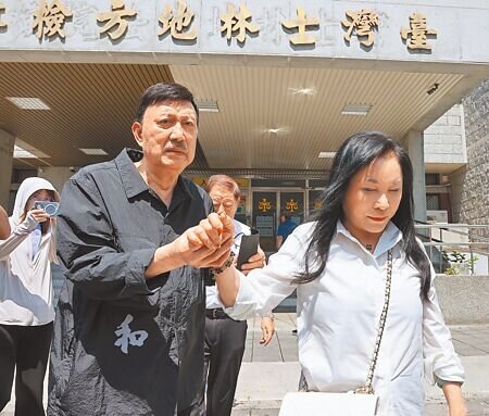 前民進黨立委余天(左)與妻子李亞萍(右)24日於士林地院,透過視訊與涉詐被收押的女婿陳鑒開家事調解庭。(陳君瑋攝)