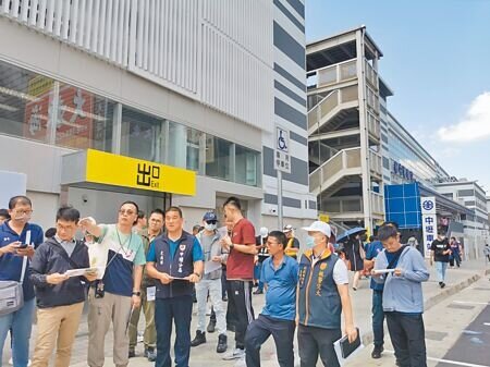 桃園市中壢站前交通混亂,市警局24日邀集相關單位會勘,7月1日起執法開罰。(呂筱蟬攝)