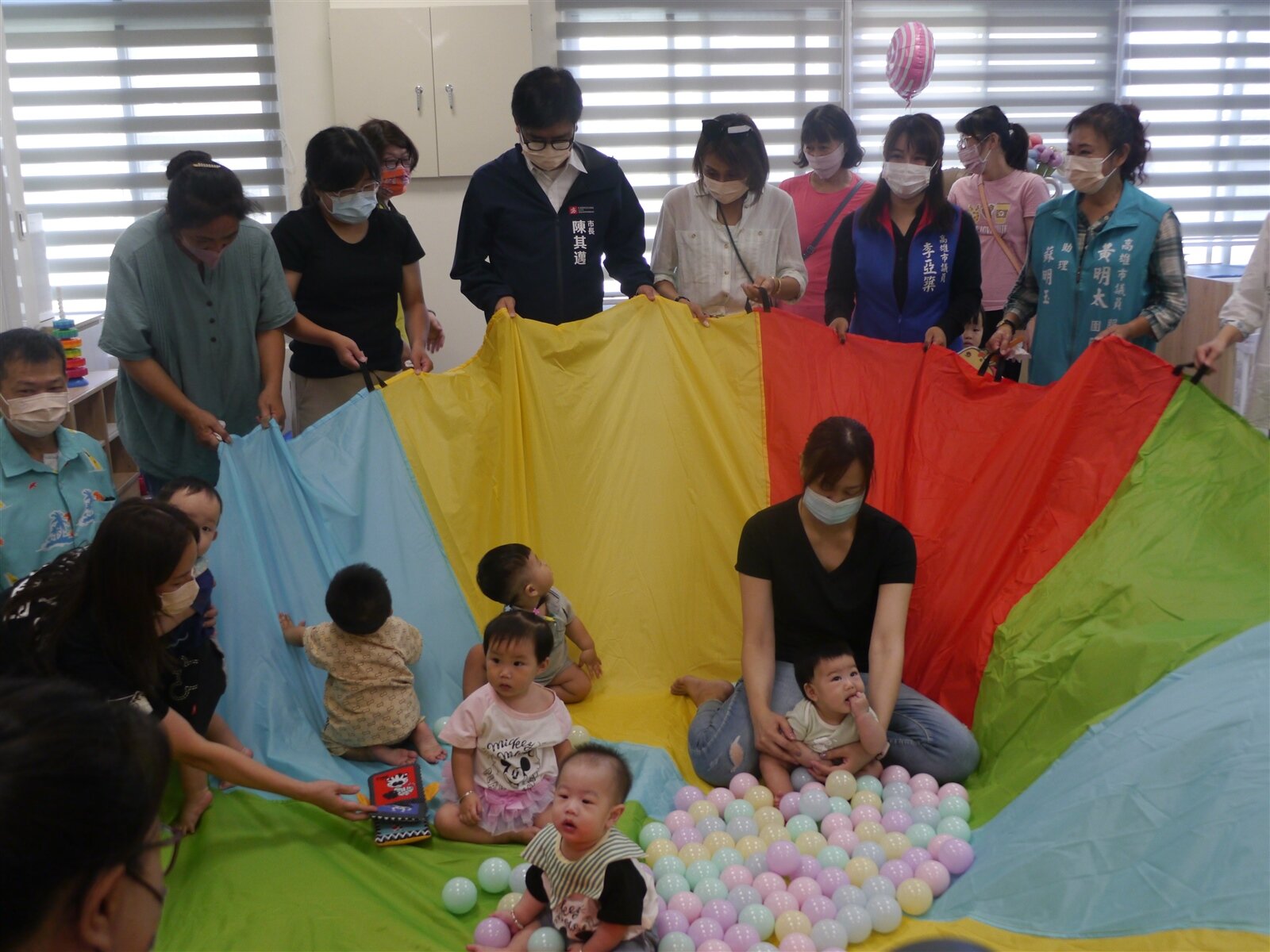 高雄市長陳其邁(後排左四)昨天主持湖內區中正公共托嬰中心啟用儀式,另承諾繼續增設公托。記者徐白櫻/攝影