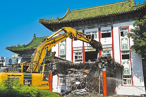 台北市立第一殯儀館啟用近一甲子,市府24日上午8時30分開始拆除,拆除完畢後先做停車場和綠地公園使用。圖/台北市民政局提供