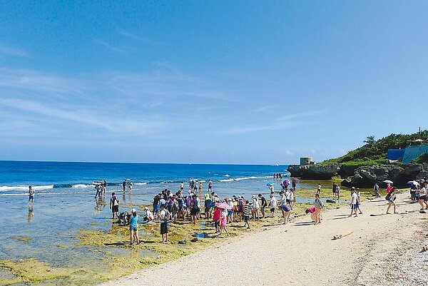 屏東縣小琉球15日跳電引發缺電疑慮，立委徐富癸關心旅遊旺季用電量還會攀升，要求台電全面盤點琉球鄉電力結構，經濟部24日宣布，明年小琉球供電將多一倍，今夏則備妥6台發電機。圖為遊客到小琉球潮間帶生態之旅。（屏東縣政府提供／羅琦文屏東傳真）