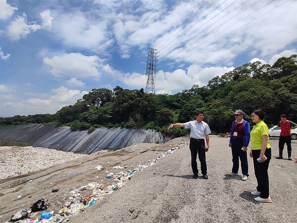 台中市大里垃圾掩場深度約30公尺、10層樓高,一旁的黑色防水布是飽和臨界點。圖/張芬郁提供