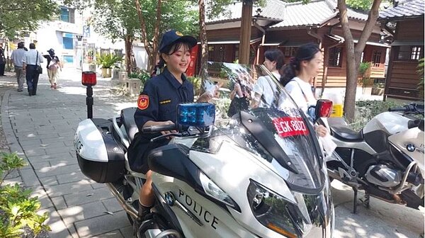 桃園77藝文町今重新開園,市府舉辦開園典禮,警方也出動警用重型機車向民眾宣導。記者朱冠諭/攝影