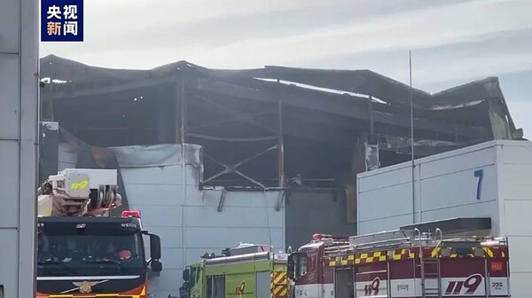 當地時間24日上午,韓國京畿道華城市一電池廠發生火災。圖/擷取自央視