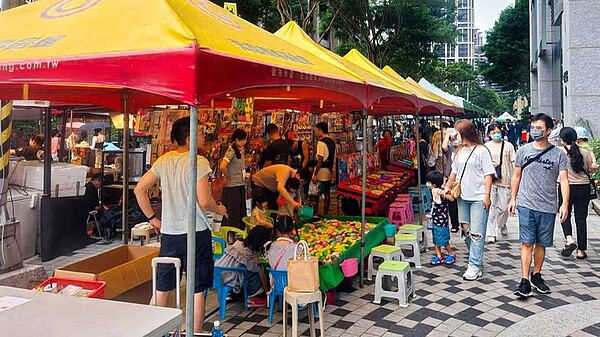 永慶房屋提供活動帳篷熱情響應「知福惜福」公益跳蚤市場活動。圖／永慶房屋提供