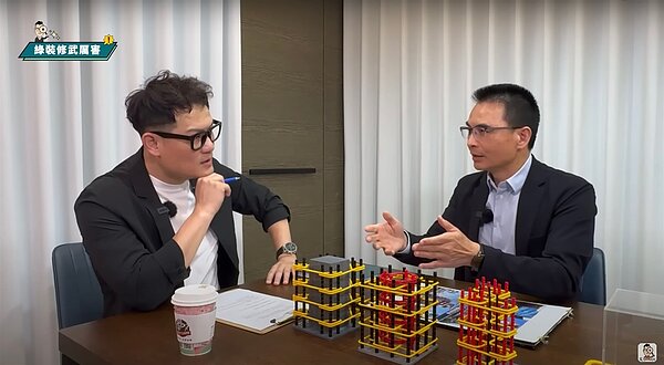 裝修小武郎與建築安全履歷協會創會理事長戴雲發探討耐震建築。圖/裝修小武郎Youtube頻道提供