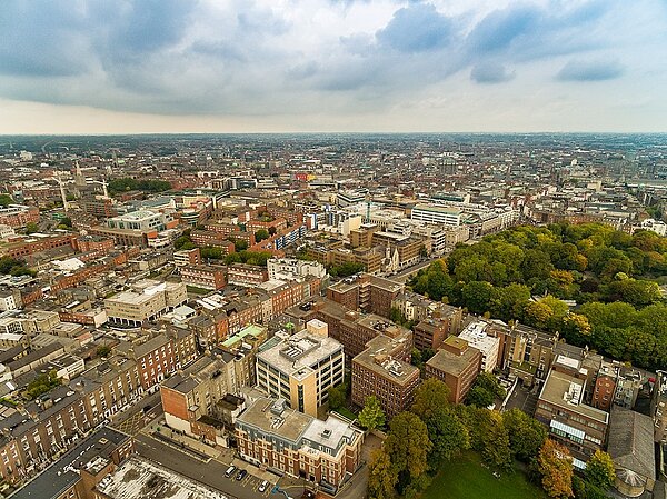愈來愈多愛爾蘭企業扮房東，助員工搞定住宿問題。圖／維基百科（由 dronepicr - Dublin city Luftbild, CC BY 2.0, https://commons.wikimedia.org/w/index.php?curid=45110718）
