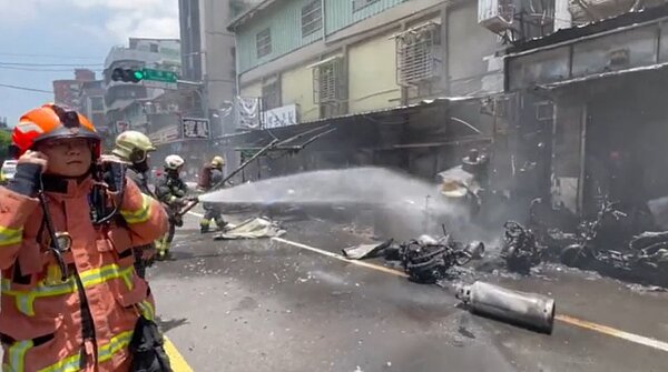 新北市三重區三張公園旁大智街1家麵店中午發生火警。圖／翻攝畫面