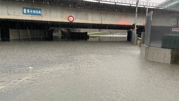 板橋新興橋下因地勢低窪，瞬間豪雨時排水不及易造成積水影響交通。圖／新北市水利局提供