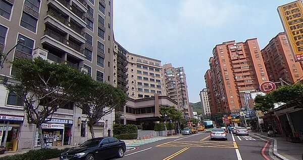 商用不動產另一吸睛的買方是建商,主要鎖定具有危老或都更等重建潛力的整棟舊建物,也是儲備土地的一種彈性的方式。圖/google map