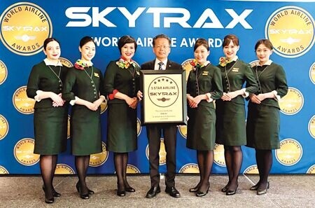 SKYTRAX公布「2024年全球航空公司大獎」，長榮航空連續9年榮獲五星級航空公司殊榮，並入選「全球十大最佳航空公司」第8名，長榮航空總經理孫嘉明(中)出席頒獎。圖∕長榮航空