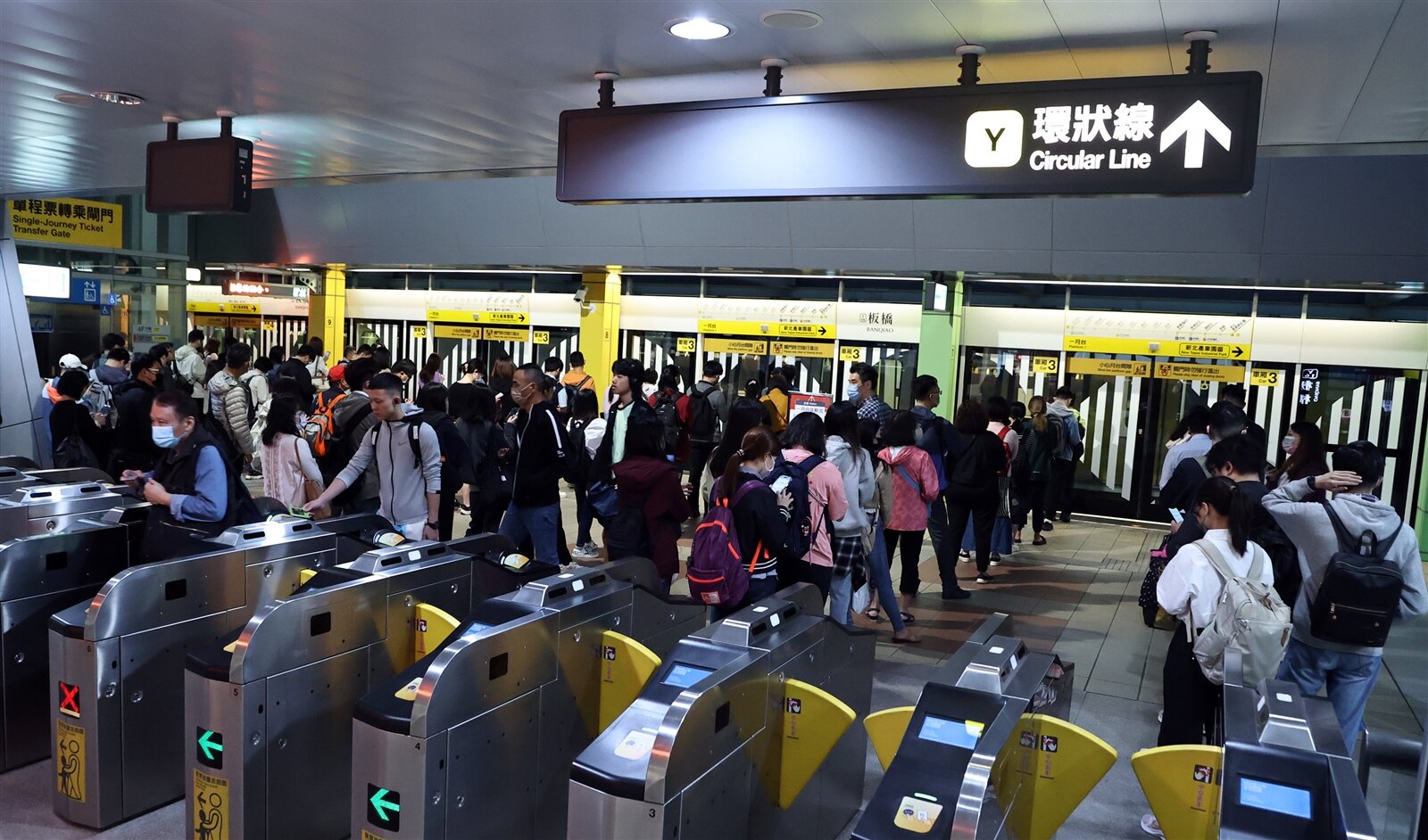 新北捷運公司表示,多年的廣播詞有特別註明禮讓博愛座給「老弱婦孺」,但認為乘車禮儀不該被侷限,因此早已改成「請將座位優先禮讓給需要的旅客」。圖/報系資料照