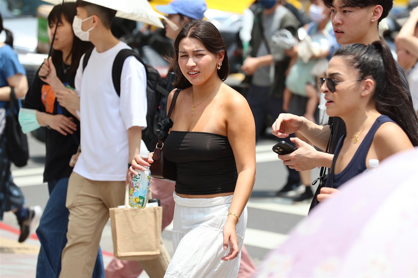 近期天氣高溫炎熱,各地頻傳破卅八度高溫。 聯合報資料照片 記者林伯東/攝影