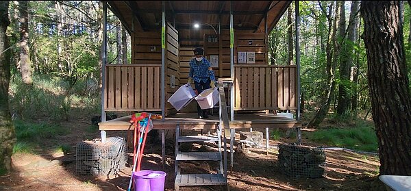 太魯閣國家公園管理處震後巡查發現,屏風山屋外有廢棄帳篷和鍋具、蔬菜等垃圾,呼籲山友將垃圾背下山。圖/太管處提供