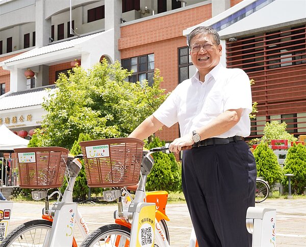 楊文科宣布即日至8/31全縣YouBike騎乘前30分鐘免費。圖/新聞處提供