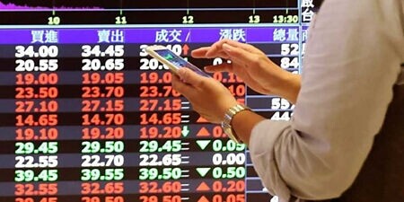 台股26日反彈百點,台廠輝達概念股漲跌互見,京元電子及廣達各獲外資大力加碼5,058張及3,446張,共12檔外資買盤積極。圖∕本報資料照片