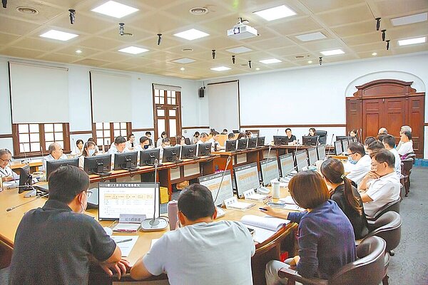 新竹市政府日前開市務會議，由都發處專案報告「集合住宅公共安全風險分析與策進作為」，提出3大面向、6大具體作為。（新竹市政府提供／王惠慧新竹傳真）