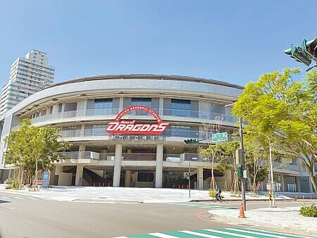 新竹市政府委託高雄市結構技師公會審查新竹棒球場結構安全,確定球場結構安全不符合設計規範。(陳育賢攝)