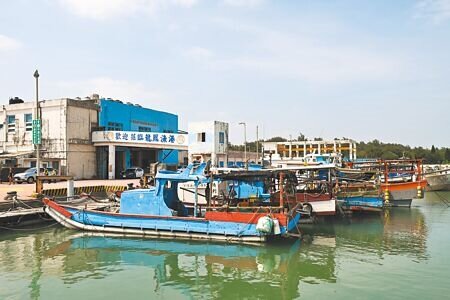 苗栗縣政府爭取中央補助5.4億元,推動新建龍鳳漁港魚貨直銷中心計畫,其中,地方最關心的魚貨直銷中心改建,將以2.9億元推動,縣府農業處26日指出,未來落成將大幅提升衛生品質和環境,讓民眾可品嘗與購買到新鮮食材。(李京昇攝)