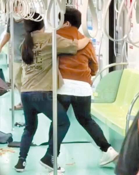 台中捷運5月發生恐怖隨機殺人案,洪男帶3把刀在車廂內刺傷乘客,連同凶嫌共造成3人受傷送醫。(摘自網路)