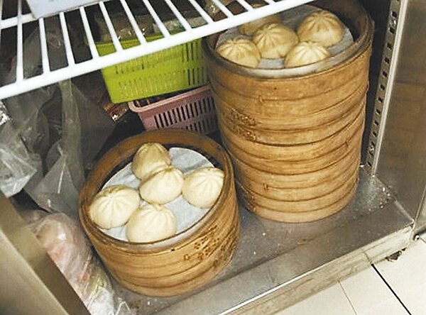 知名連鎖早餐店被民眾發現有蒼蠅在蒸好的小籠包上亂爬，店家被高市衛生局查出多項缺失，勒令停業1天，限期改善，否則將罰款。（高市衛生局提供／楊舒婷高雄傳真）