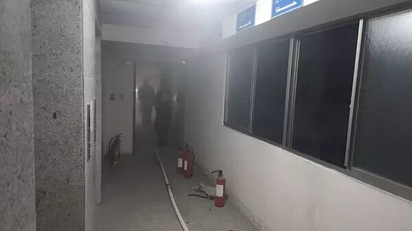 台南市安平區慶平路1棟大樓12樓,昨晚近11點發生火災冒出大量白煙,消防人員出火滅火。圖/民眾提供