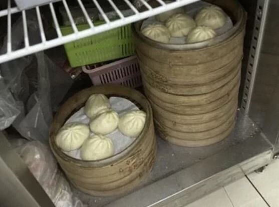 高雄路竹區一家連鎖早餐店小籠包上停留多隻蒼蠅，衛生局派員前往稽查，發現多項缺失。圖／高雄市衛生局提供
