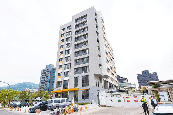 新北市住宅及都市更新中心26日完成7處青年社宅聯合招租的電腦抽籤作業,本次招租開始適用「分級租金」新制。(新北市住都中心提供/呂健豪新北傳真)