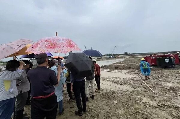 台積電計畫在嘉義科學園區蓋2座CoWoS先進封裝廠,5月底第1座廠(P1)整地發現疑似遺跡,暫停施工,將搶救挖掘。圖/嘉縣府提供