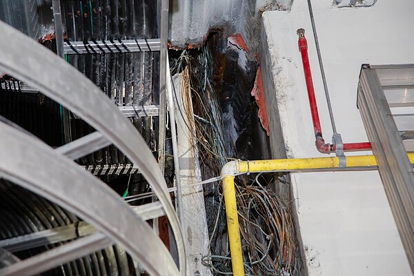 新竹市消防局前後歷經9次勘察及多次採證,全案調查完成。起火處位於D棟大樓1樓西側管道間,起火原因排除充電樁充電或配線引發火災可能因素,研判是管道間電力配線因故短路引發火災可能性較大。圖/新竹市政府提供