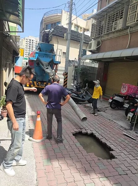 台南市北區北華街一處建案工地附近，27日早9點多傳出紅磚道路面突然下陷，凹出1個約1公尺的坑洞。圖／民眾提供