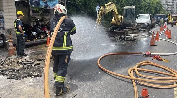 消防人員佈設水線進行防護。記者黃子騰/翻攝