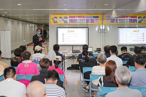 永慶房屋以「小心房產詐騙 買賣租才安心」為題,向里民說明不動產詐騙。圖/永慶房產集團提供