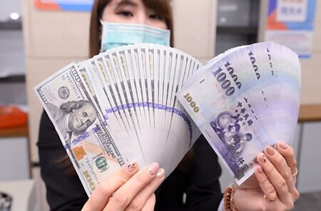 
5月強勢美元一度鬆動，新台幣升值0.38％，但反觀日圓、韓元及人民幣續弱，反映在實質有效匯率上，新台幣出口競爭力繼續輸給韓國。圖∕本報資料照片
