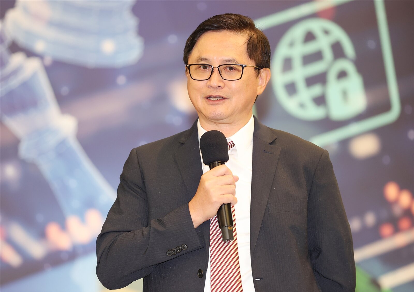 和碩董事長童子賢重申蔡英文政府時期，低碳發電僅16.9%，「16.9%是什麼概念，就是100分，你只考17分的意思，瑞士考100分，台灣考17分，是棒還是不棒？」。記者曾學仁／攝影 