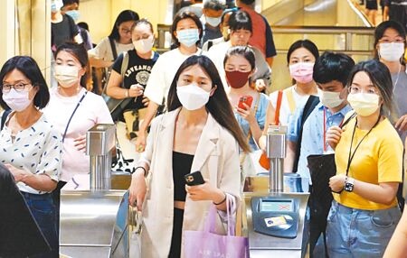 
台灣面臨Omicron第6波疫情，疾管署研判7月中旬將達到高峰。不少民眾進出捷運站戴口罩保護自己。（本報資料照片）
