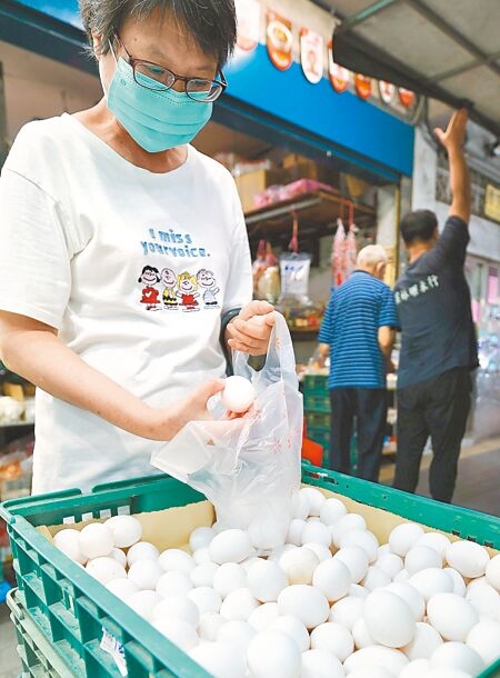 
立委黃國昌27日質疑2022年向超思採購日本雞蛋沒有合約，平均1公斤雞蛋達124元，價格是如何計算得出？圖為民眾選購雞蛋。（本報資料照片）
