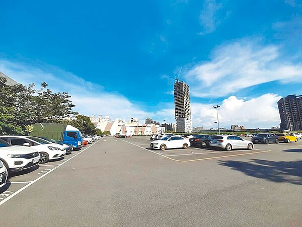 三立在2020年標下約4.38公頃的基地,2022年6月終止契約後,營建署函知國產署經評估有需求作為興辦社宅,原土地現轉為停車場用途。圖/新北市經發局提供