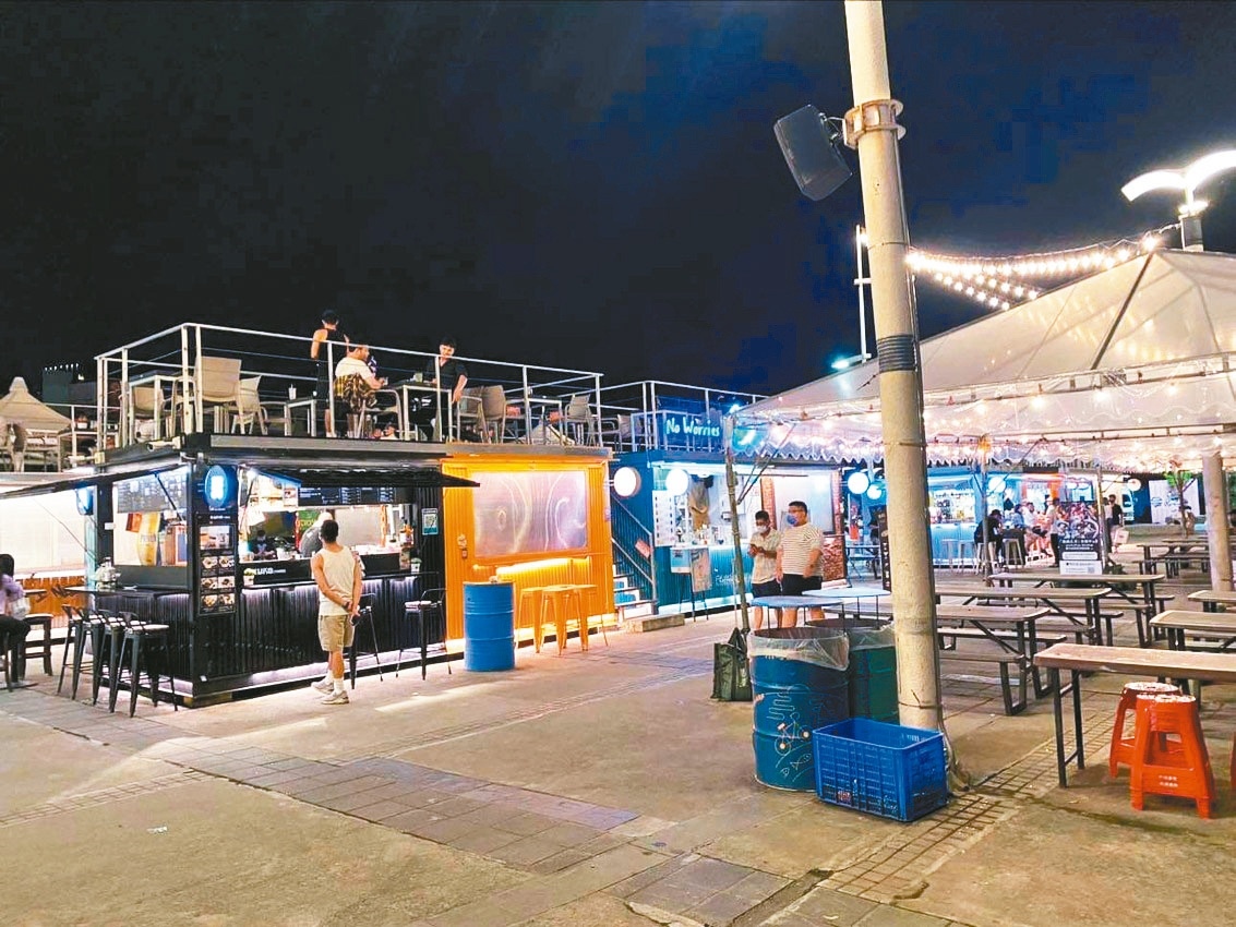 台北大稻埕碼頭貨櫃市集位於淡水河畔旁，有酒吧、美食，假日成為人氣景點。記者鍾維軒／攝影 